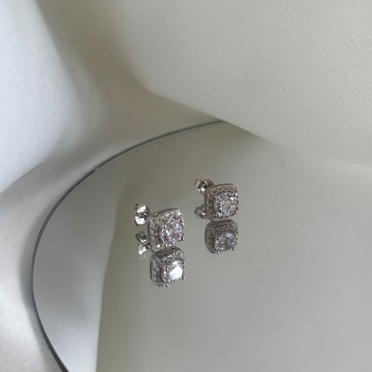 [AuraEcho]Classic Round Center Stone Stud Earrings