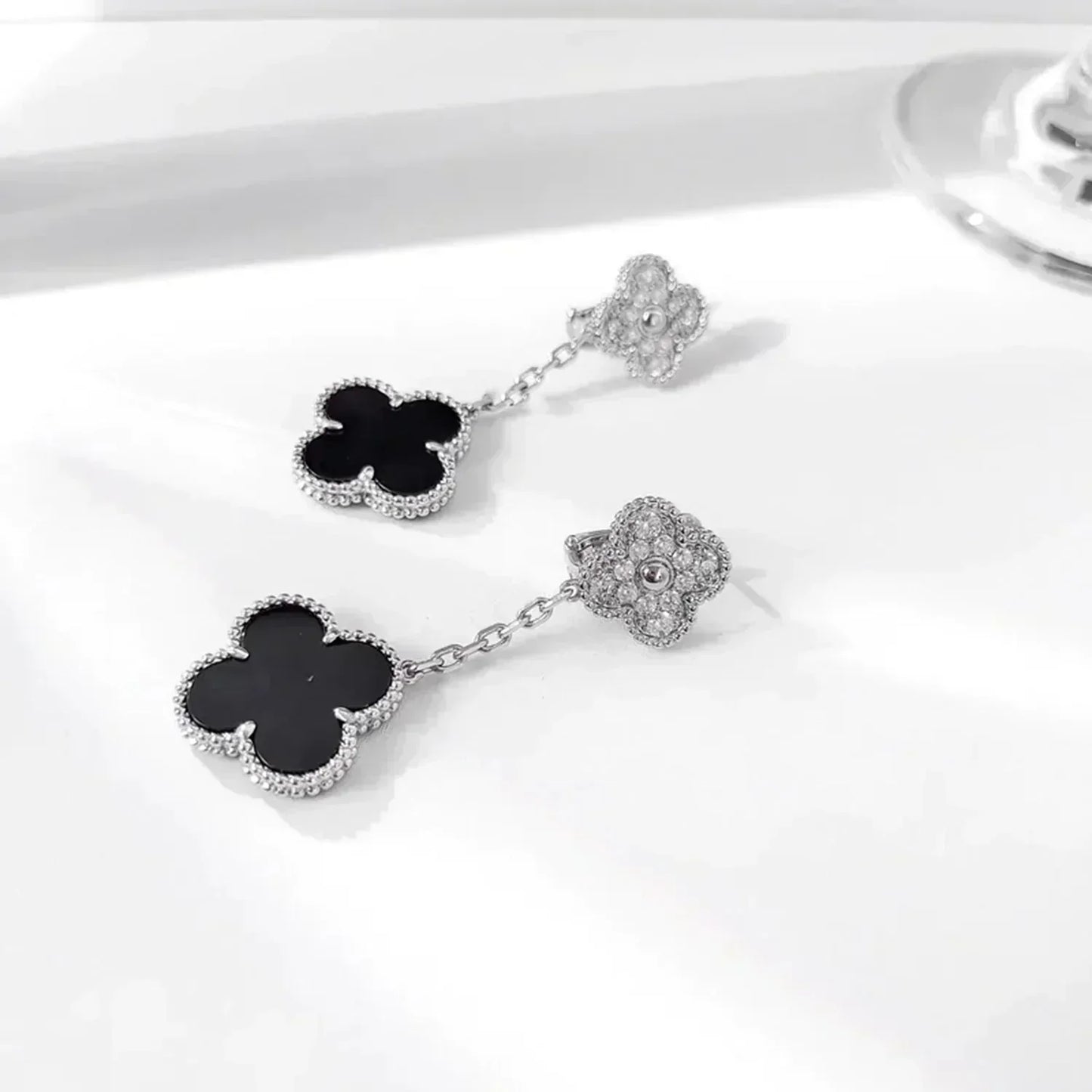 [AuraEcho]CLOVER 2 MOTIFS  DIAMOND ONYX EARRINGS SILVER