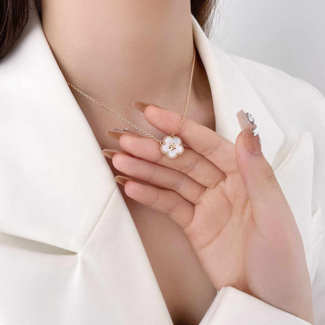 [AuraEcho]LUCKY  WHITE MOP  PLUM BLOSSOM NECKLACE