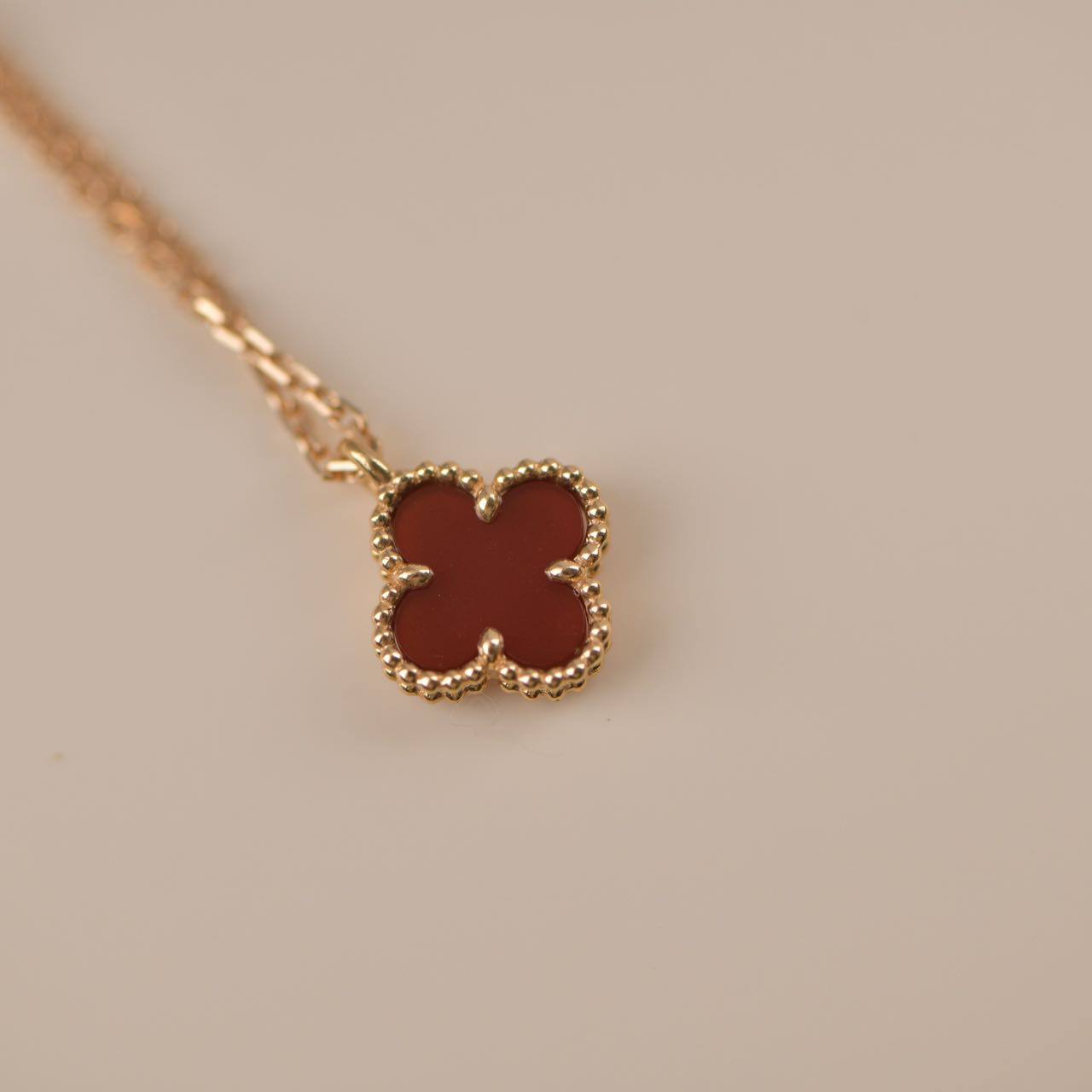 [AuraEcho]CLOVER MINI 9.5MM WHITE CARNELIANS NECKLACE